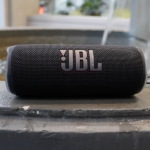 JBL Flip 6 אפור רמקול אלחוטי איכותי לחוויית סאונד משולמת