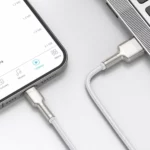 כבל טעינה מהירה למכשירי אפל קלוע Usb C לlightning באורך מטר Baseus Cafule Metal 1m 2.4a לבן9.